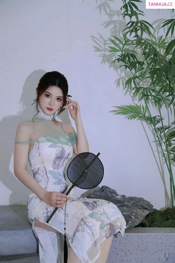   [XiuRen]高清写真图 2025.08.27 No.10694 阿依莎 浅色古风第16张图片